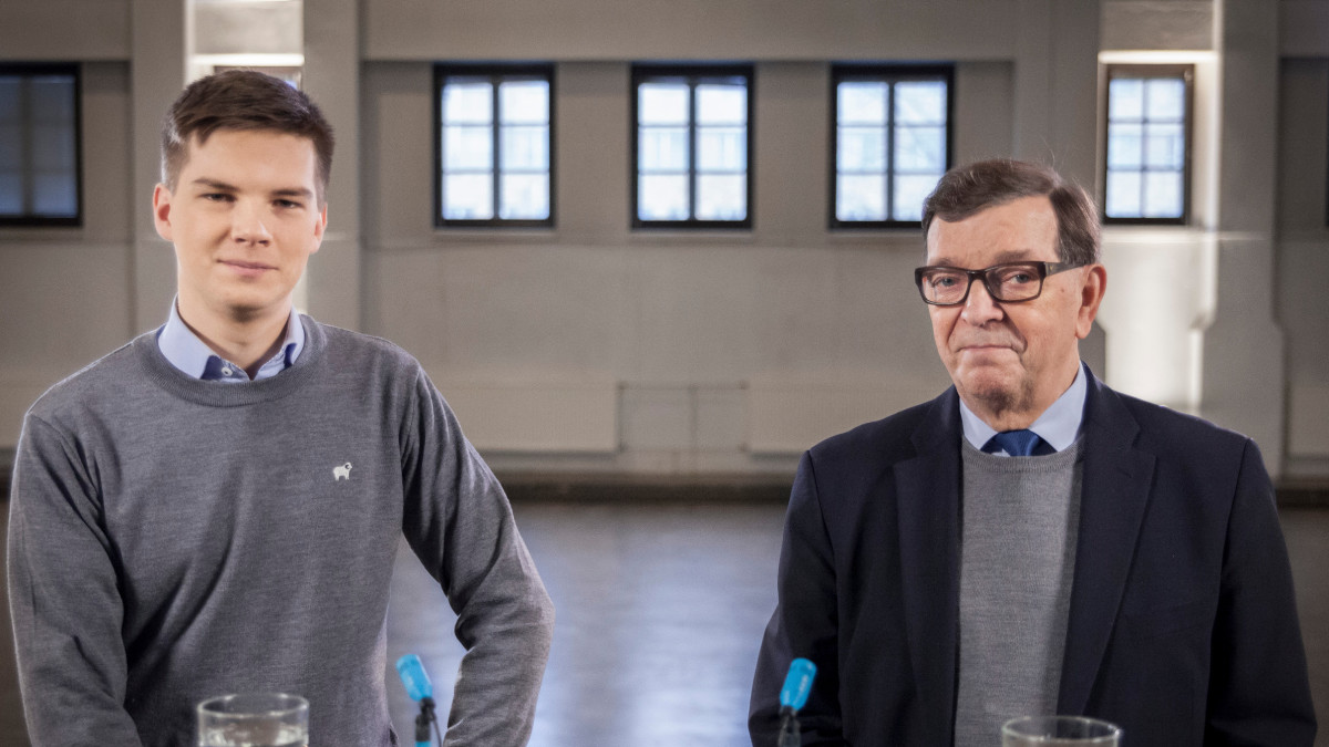 Kuvassa Yle Kioskin toimittaja Matti Riitakorpi ja presidenttiehdokas Paavo Väyrynen.