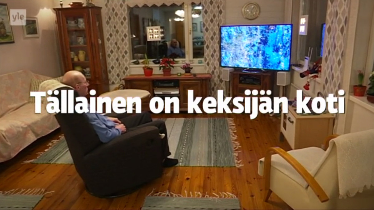 Esa Väänänen olohuoneessa.