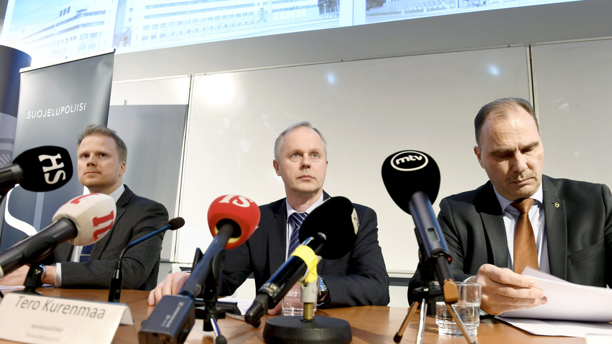 Supon erikoistutkija Pekka Hiltunen, KRP:n apulaispoliisipäällikkö Tero Kurenmaa, ja KRP:n rikoskomisario, tutkinnanjohtaja Olli Töyräs Keskusrikospoliisin (KRP) tiedotustilaisuudessa Vantaalla.