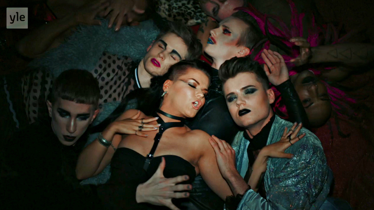 Still-kuva Saara Aallon Monsters-musiikkivideosta.