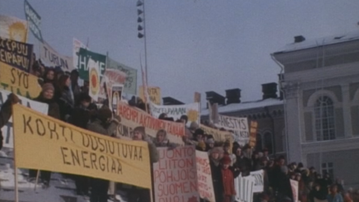 Ydinvoiman mielenosoitus Senaatintorilla.