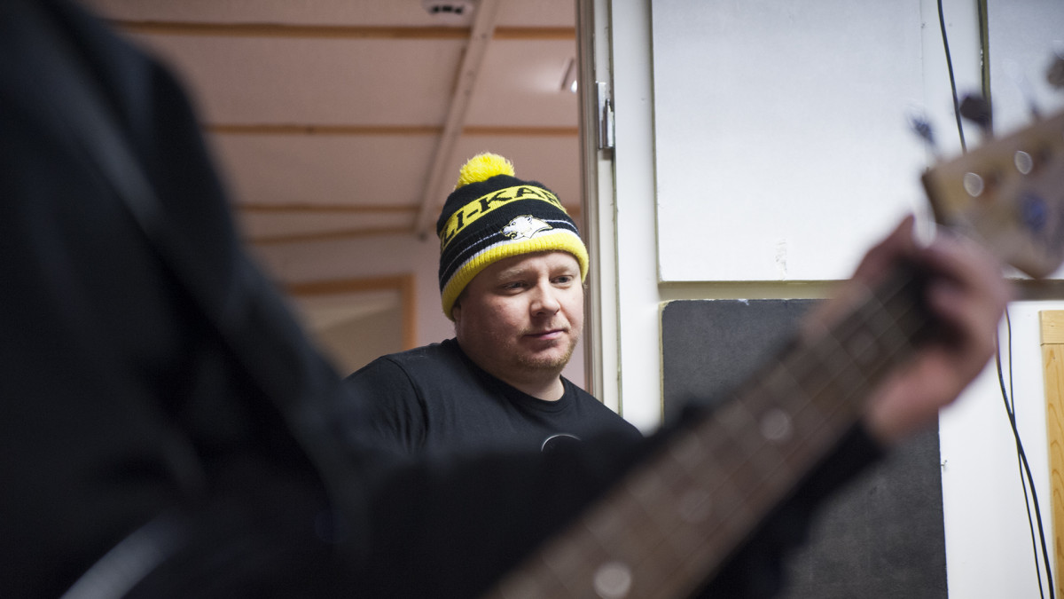 Tomi Tajakka katsoo bändin harjoituksia.