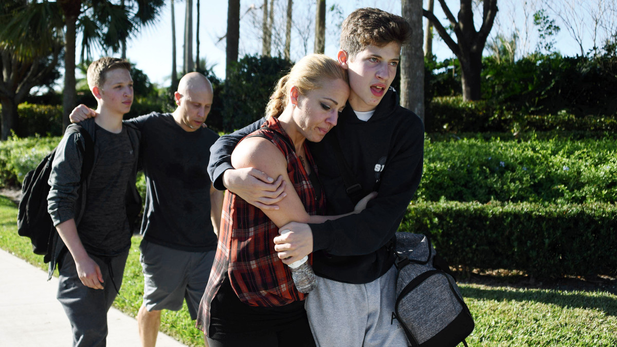 Opiskelijoita Marjory Stoneman Douglas High Schoolin edustalla Floridan Parklandissa.