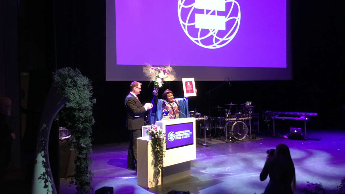 Mariam Moussa vastaanottamassa palkintoaan