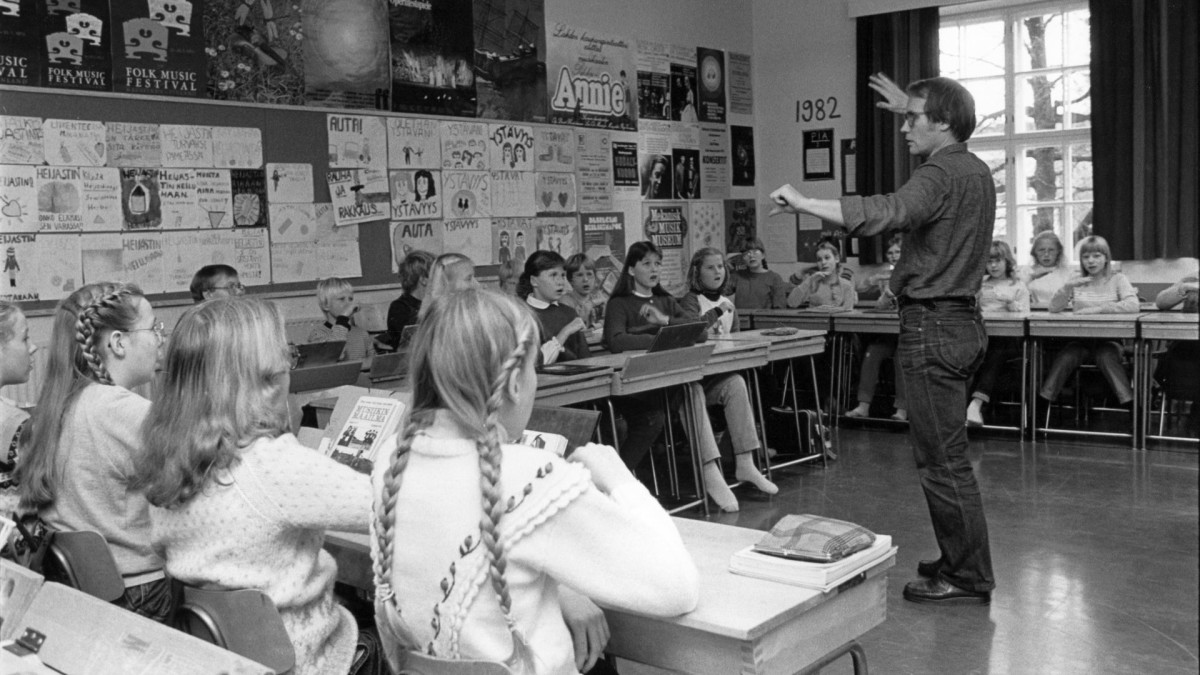 Kari Ala-Pöllänen opettaa kuorolaisia varmalla kädellä vuonna 1982. Heinäkuussa kuoro voitti Unkarissa Belá Bartók –kuorokilpailun kansanmusiikkisarjan.