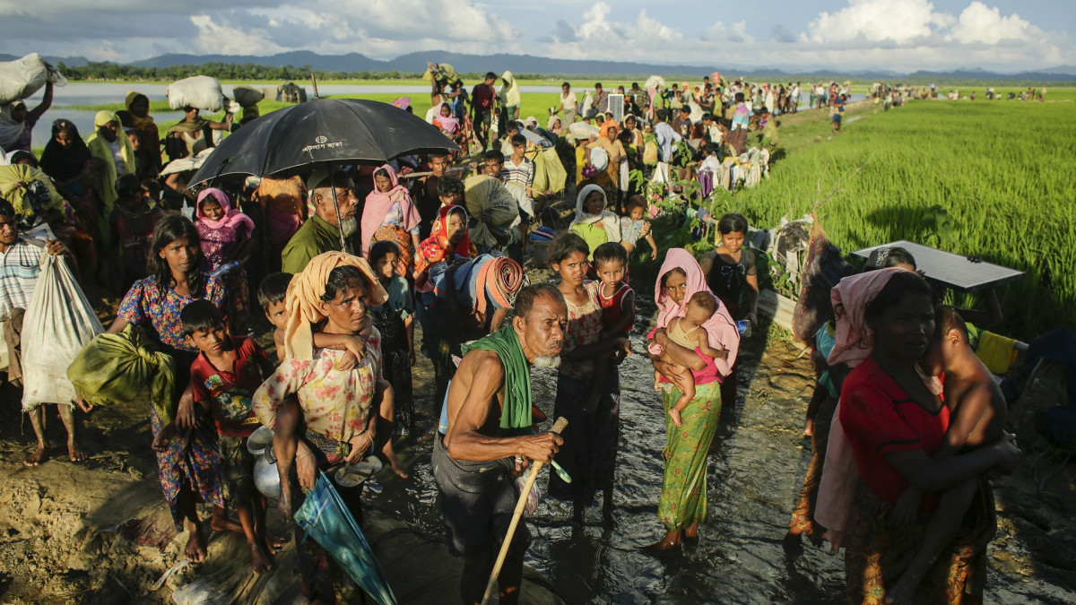 Satoja rohigya-pakolaisia siirtymässä Myanmarista Bangladeshiin lokakuussa 2017.