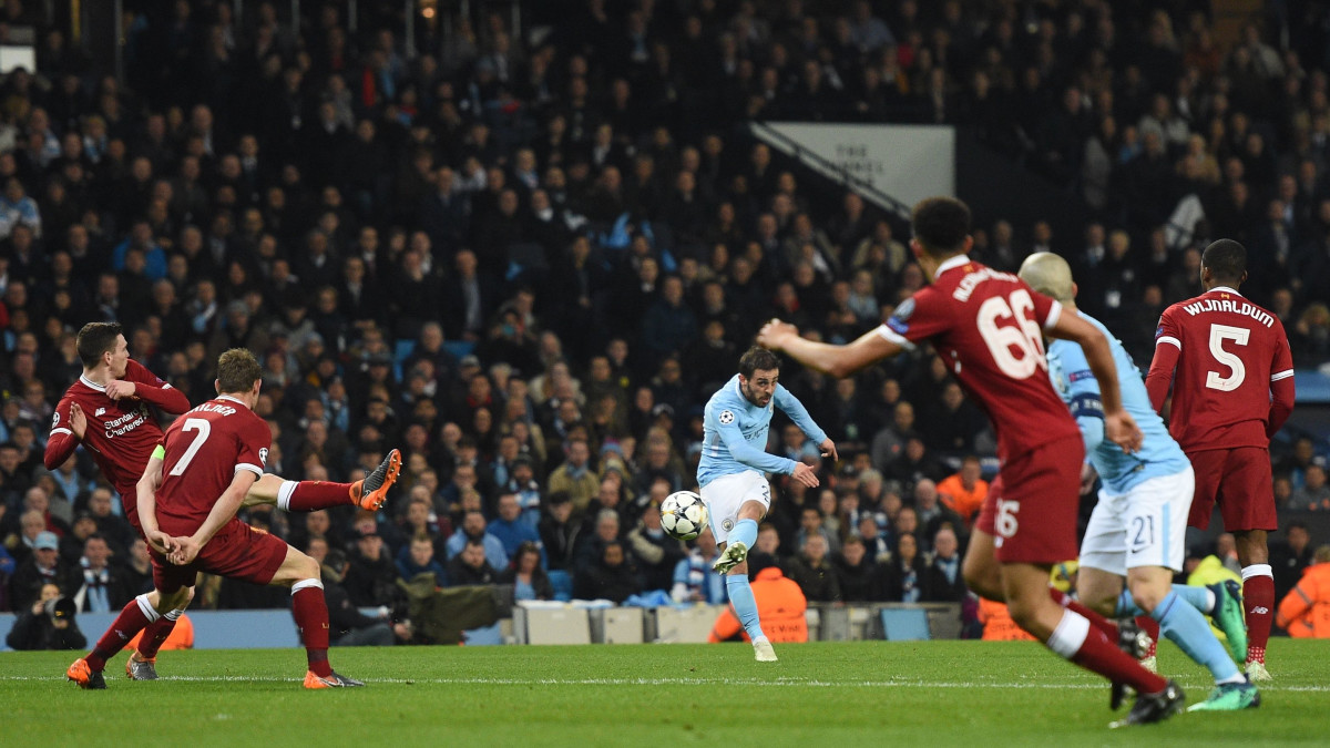 Manchester Cityn Bernardo Silva laukoo.