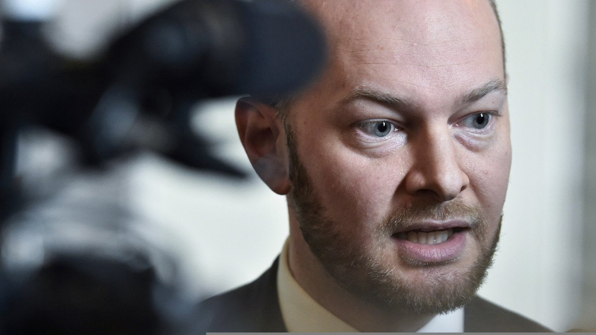 Sinisten puheenjohtaja Sampo Terho piti tiedotustilaisuuden eduskunnassa Helsingissä 24. huhtikuuta