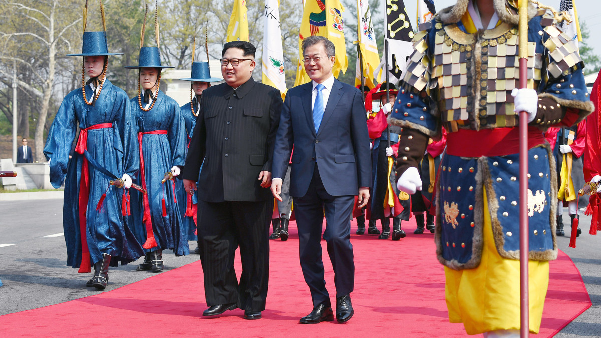 Kim Jong-un ja Moon Jae-in tapaavat Koreoiden rajalla.