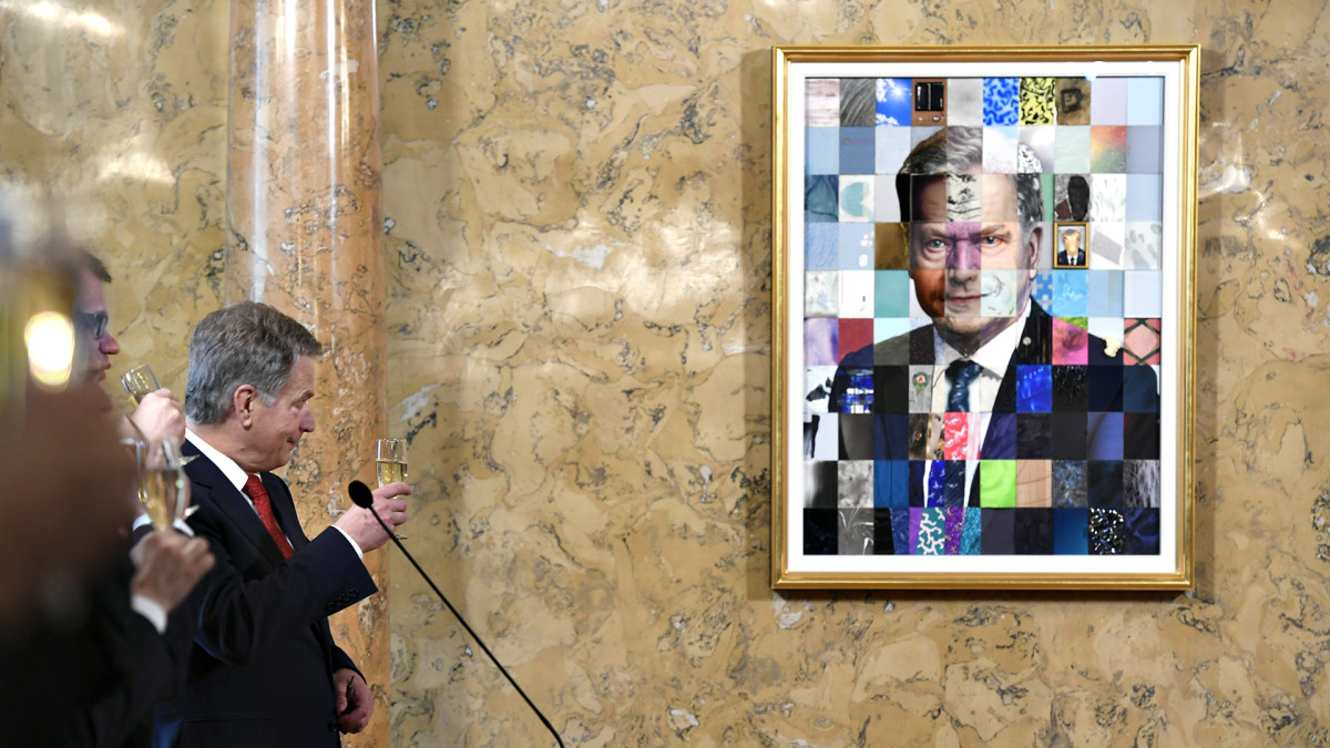 Tasavallan presidentti Sauli Niinistö muotokuvansa paljastustilaisuudessa Valtioneuvoston linnan esittelysalissa