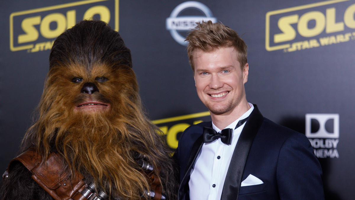 Joonas Suotamo ja Chewbacca-hahmo Cannesissa.