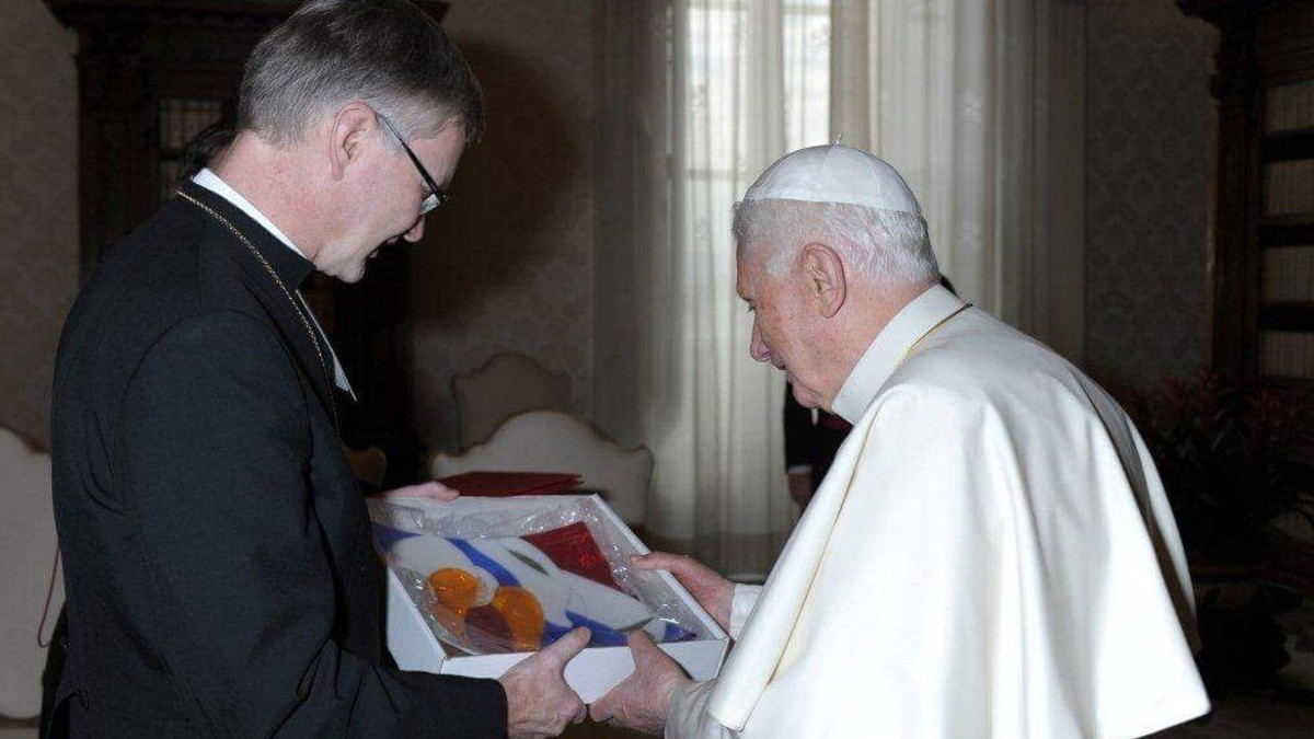 Mikkelin hiippakunnan piispa Seppo Häkkinen (kuvassa vasemmalla) ojentaa Anne Takasen tekemän taidelasivadin Paavi Benedictus XIV:lle.