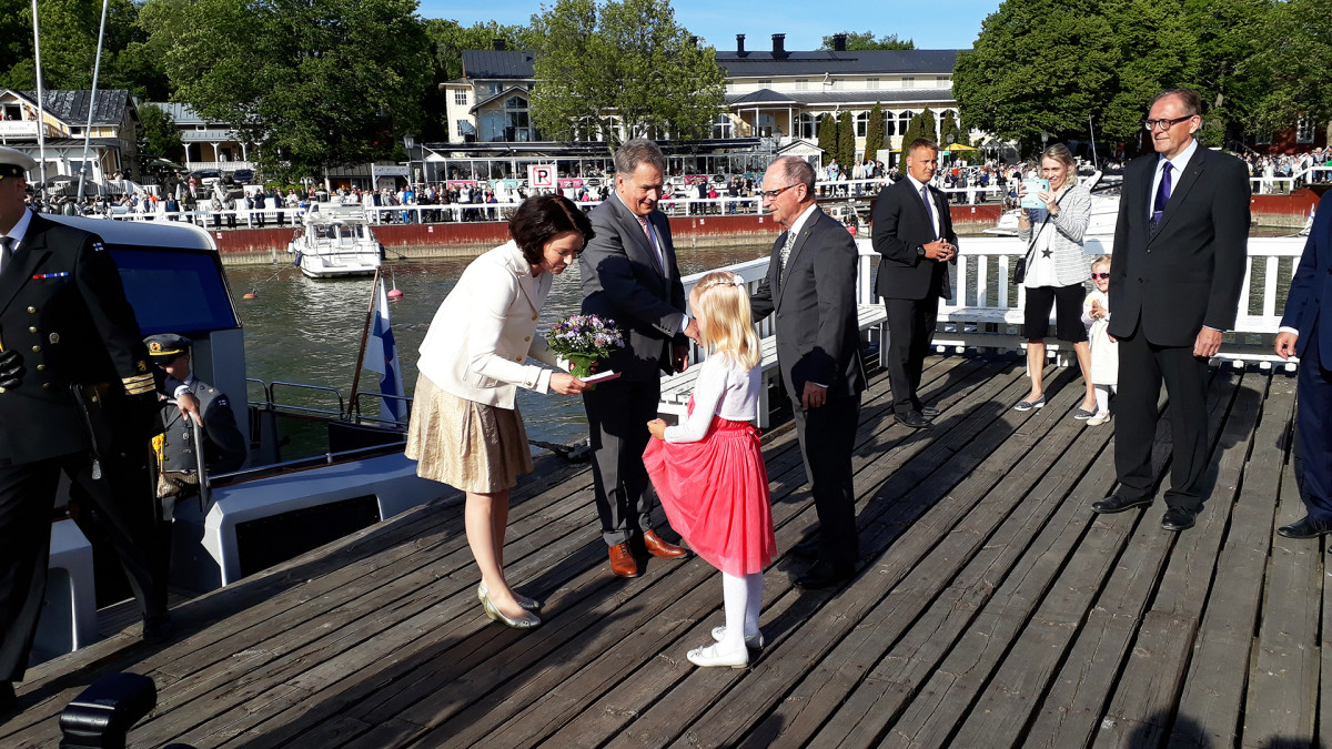 Presidenttipari saapuu Kultarantaan.
