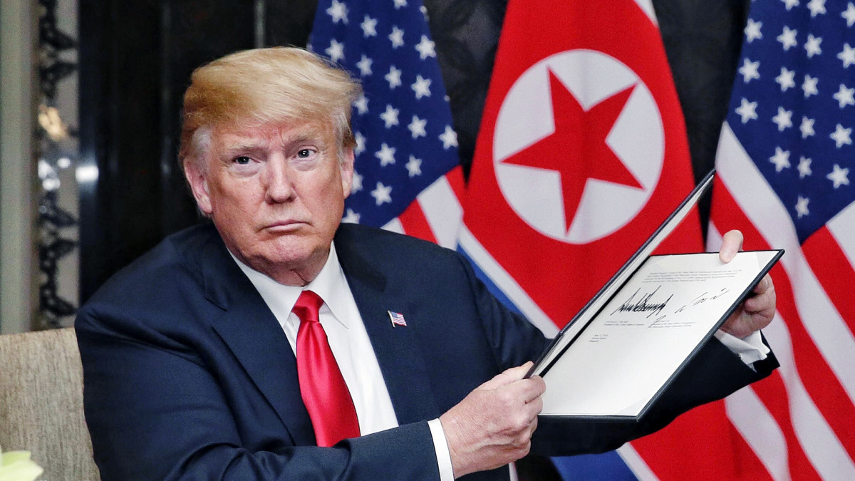 Donald Trump esittelee allekirjoittamaansa asiakirjaa Singaporessa.
