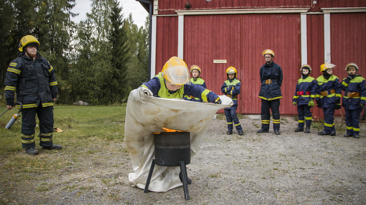 Jyväskylän VPK:n nuorten toiminnassa ohjelmassa sammutusharjoitus.