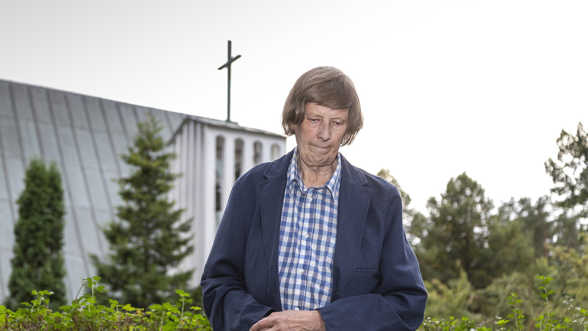 mies haudalla