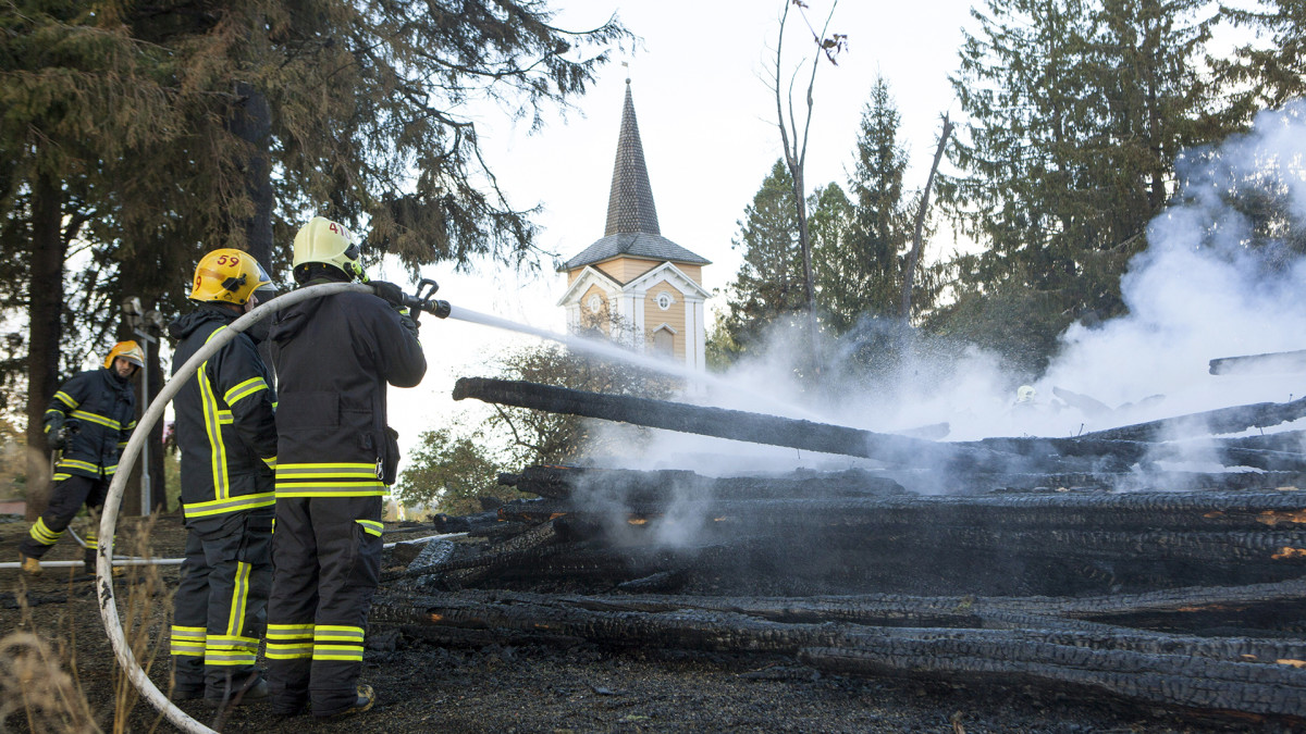 Kiihtelysvaaran kirkon jälkisammutusta Joensuussa 23. syyskuuta.