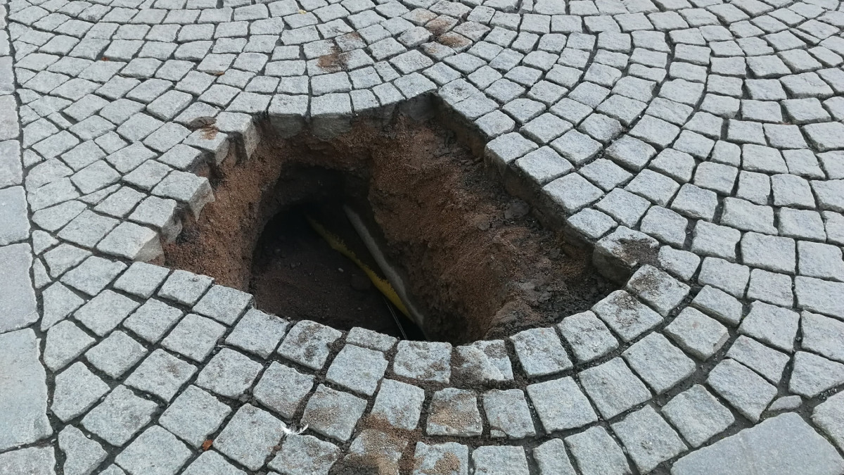 Tampereen Keskustorille ilmestyi reikä.