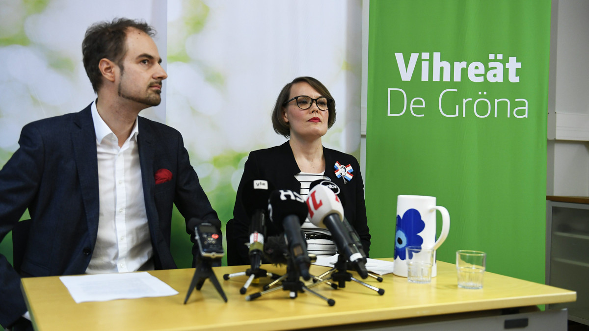 Puoluesihteeri Lasse Miettinen ja puoluevaltuuskunnan puheenjohtaja Kaisa Hernberg Vihreiden tiedotustilaisuudessa.