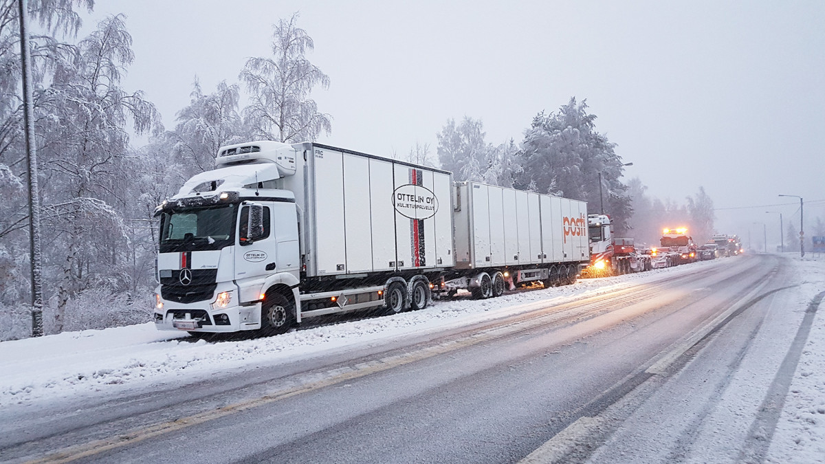 Rekkoja jumissa vt9 Jämsän Juokslahdella menossa Jyväskylän suunnasta kohti Jämsää eli etelään. Henkilöautoliikenne sujuu paikan ohi.