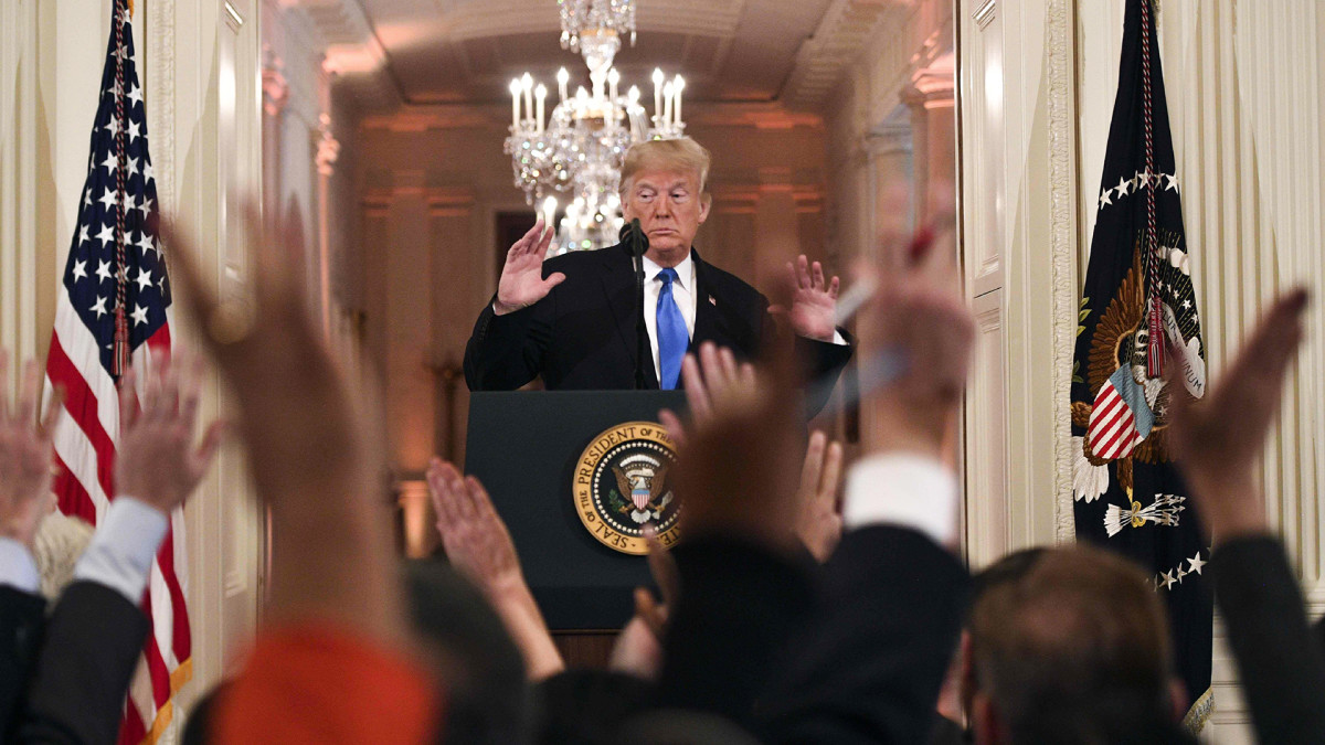 Donald Trump lehdistötilaisuudessa kommentoimassa kongressivaalien tulosta.
