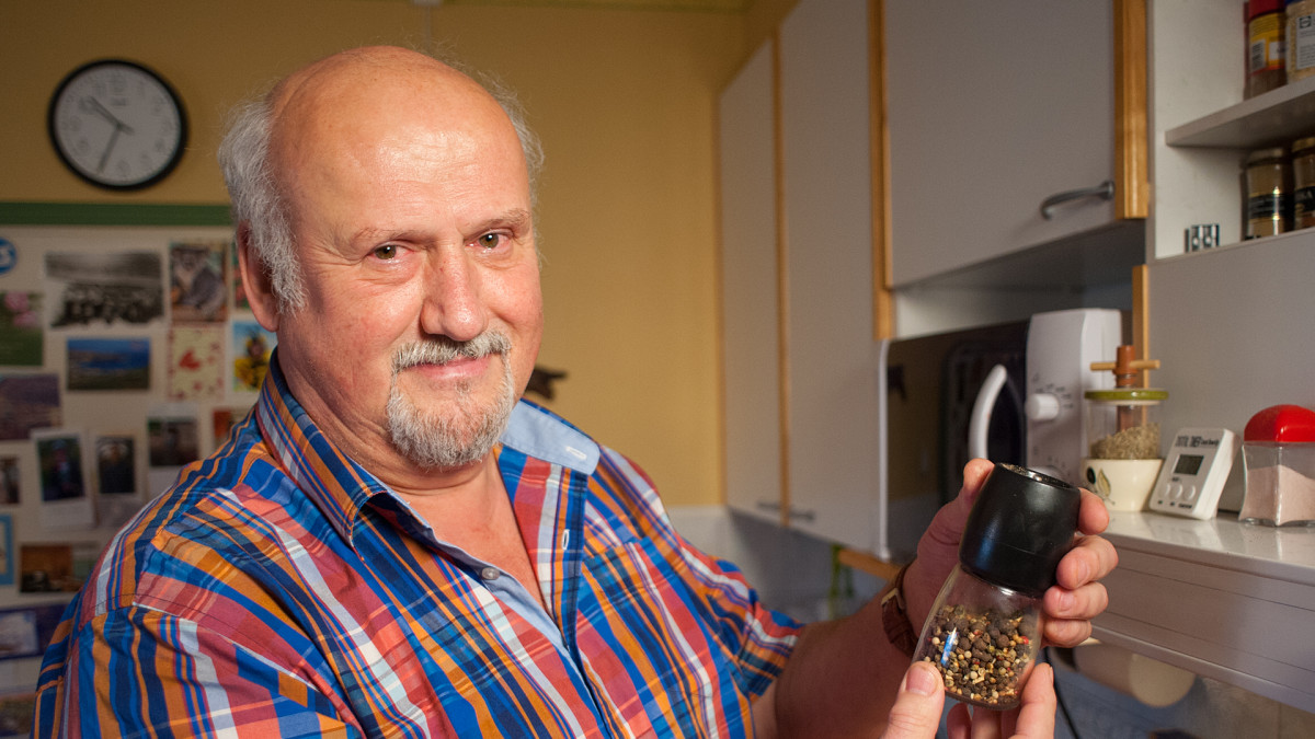 Vladimir Sgurev näyttää maustepurkkia