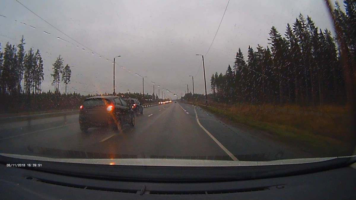 Auto ohittaa edellä olevan auton oikean kaistan kautta.
