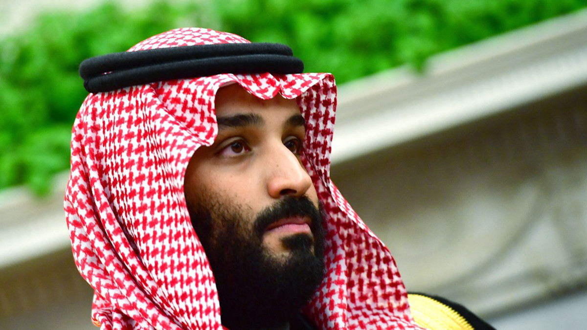 Mohammed bin Salman perinteisessä saudiasussa.