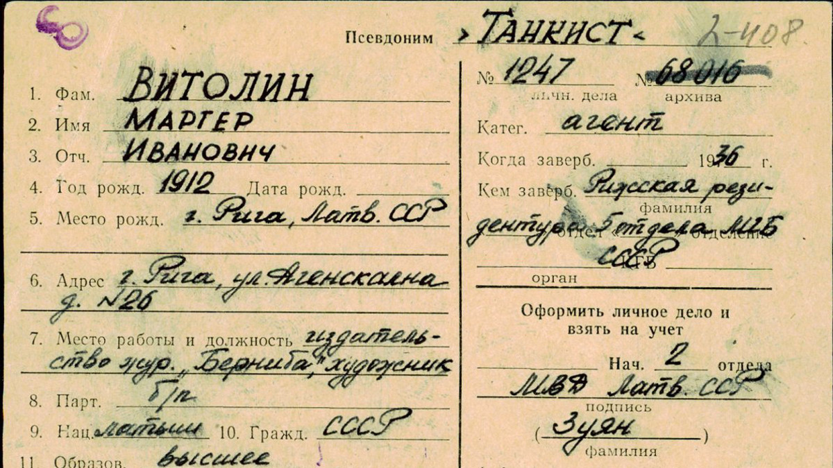 KGB:n kortistossa mainitaan muun muassa kunkin kontaktin nimi, syntymäaika- ja paikka, osoite, työpaikka, koulutus ja koodinimi.
