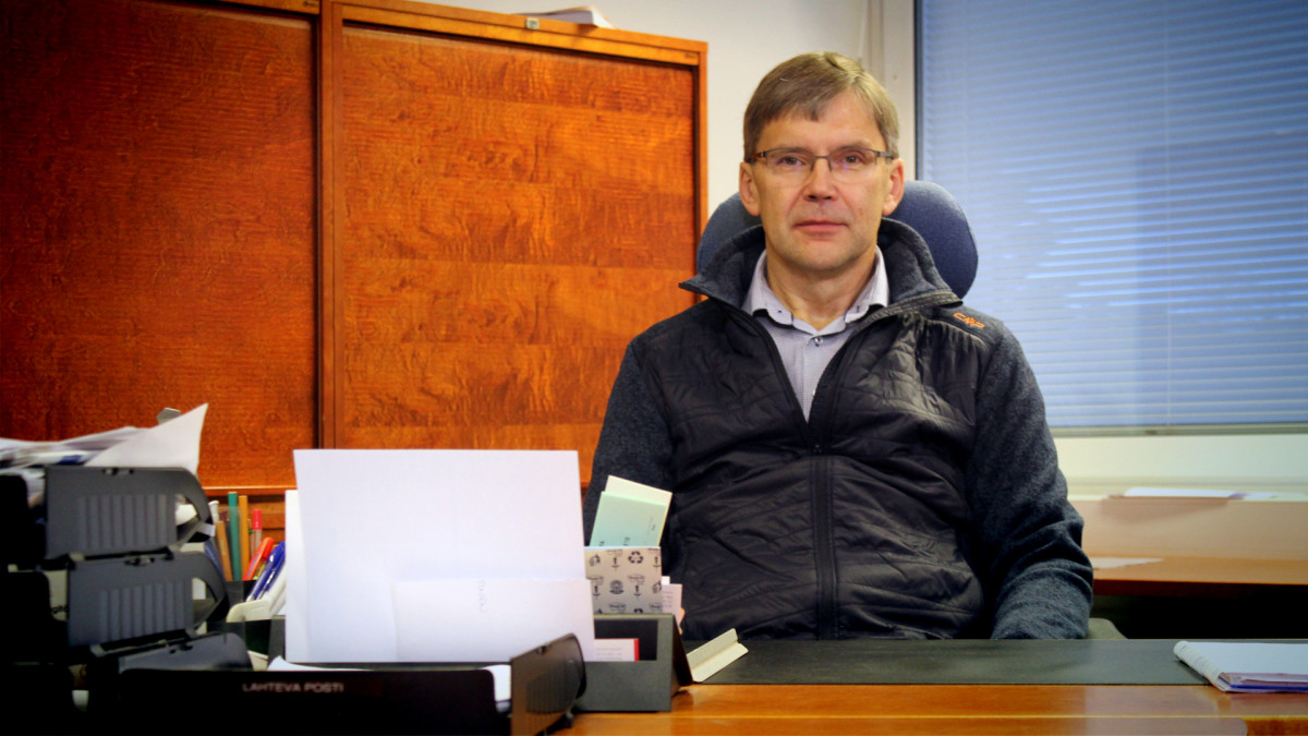 Tuomo Penttinen istuu työhuoneessaan.