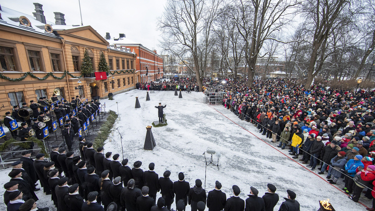 Kansa kuuntelee, kun Turun kaupungin protokollapäällikkö Mika Akkanen julistaa joulurauhan Turussa jouluaattona.
