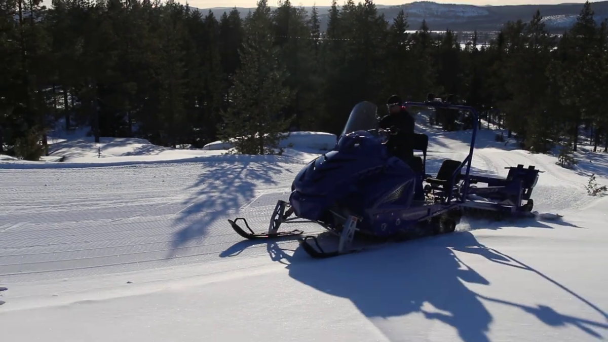 Alpina vetää latukonetta