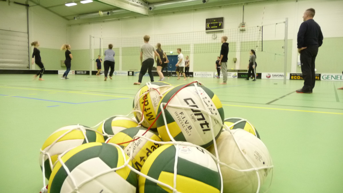 Juhani Ahon koulun yhdeksäsluokkaiset pelaavat lentopalloa Iisalmen liikuntahallissa.