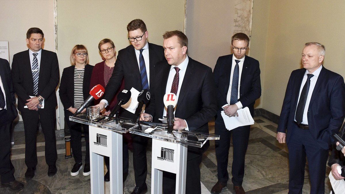 Peter Östman, Thomas Blomqvist, Aino-Kaisa Pekonen, Krista Mikkonen, Antti Lindtman, Antti Kaikkonen, Simon Elo, Kalle Jokinen ja Leena Meri eduskuntaryhmien puheenjohtajien tiedotustilaisuudessa Oulun ja Helsingin seksuaalirikosepäilyjä käsittelevän kokouksen jälkeen.
