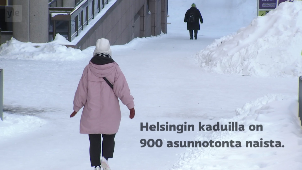 Ihmisiä kävelemässä talvisessa kaupungissa.