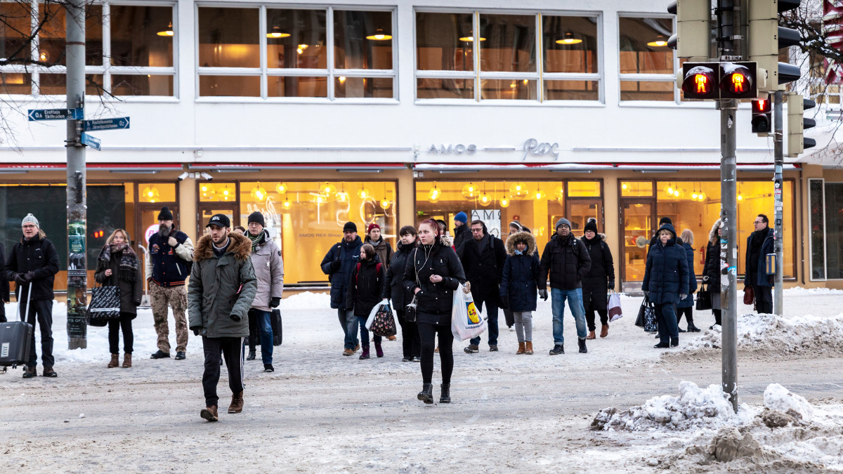 ihmiset kävelevät punaista päin