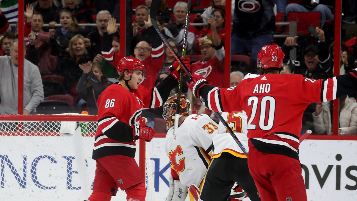 Teuvo Teräväinen ja Sebastian Aho tuulettavat maalia.
