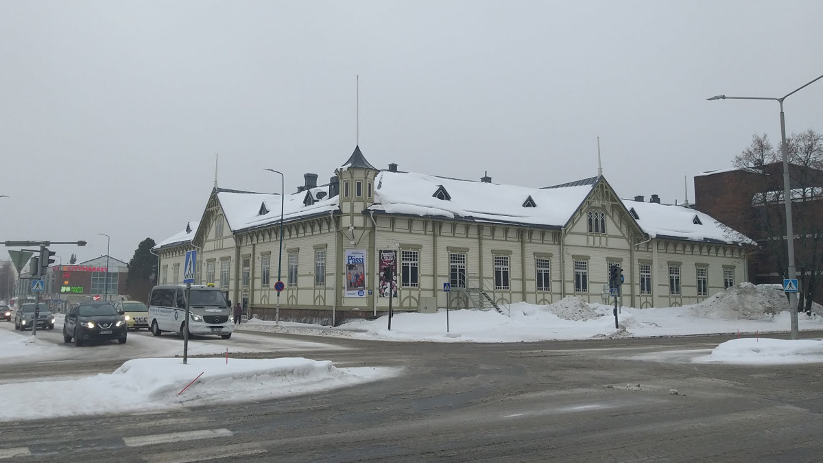 Kajaanin kaupunginteatteri ulkoapäin helmikuussa.