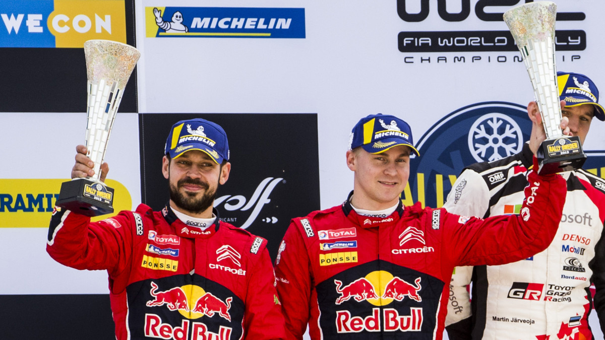 Esapekka Lappi ja Janne Ferm palkintopallilla Ruotsin MM-rallissa 2019. Toistaako kaksikko temppunsa myös Korsikalla?