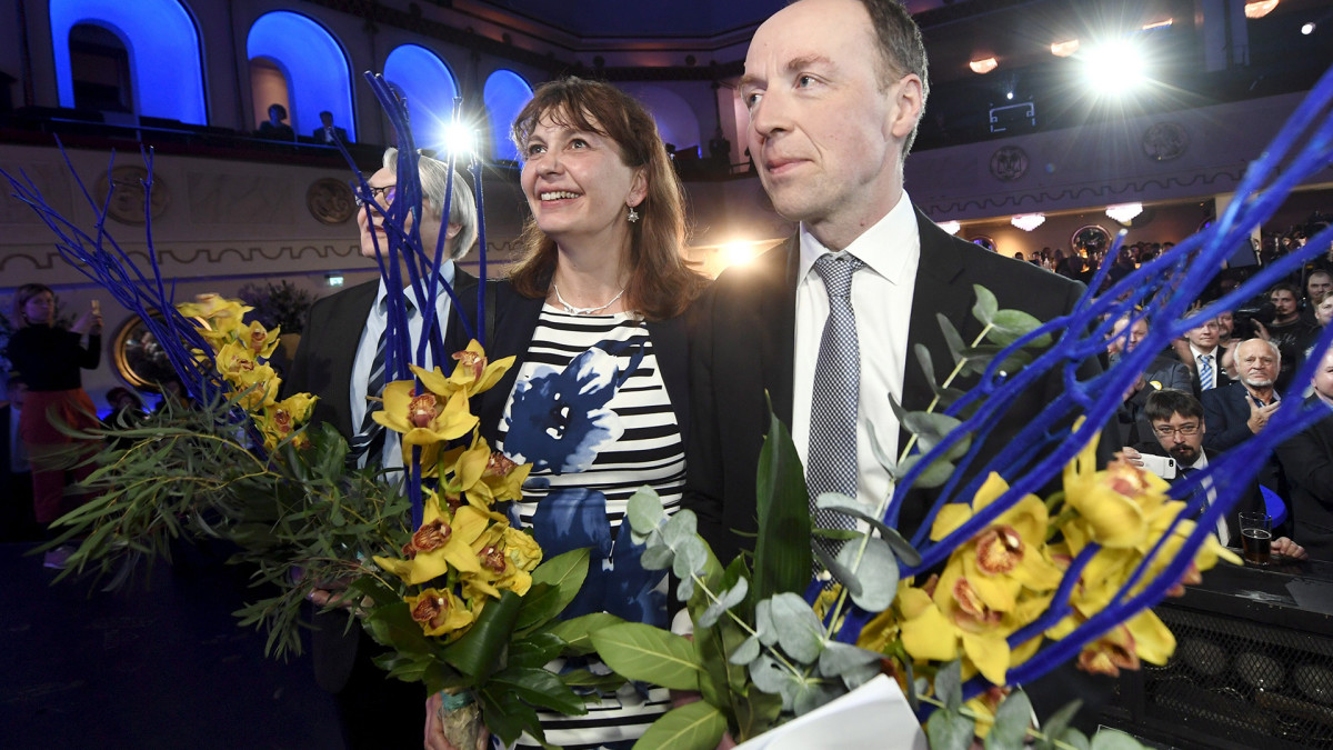 Perussuomalaisten puoluesihteeri Riikka Slunga-Poutsalo ja puheenjohtaja Jussi Halla-aho puolueen vaalivalvojaisissa Helsingissä.