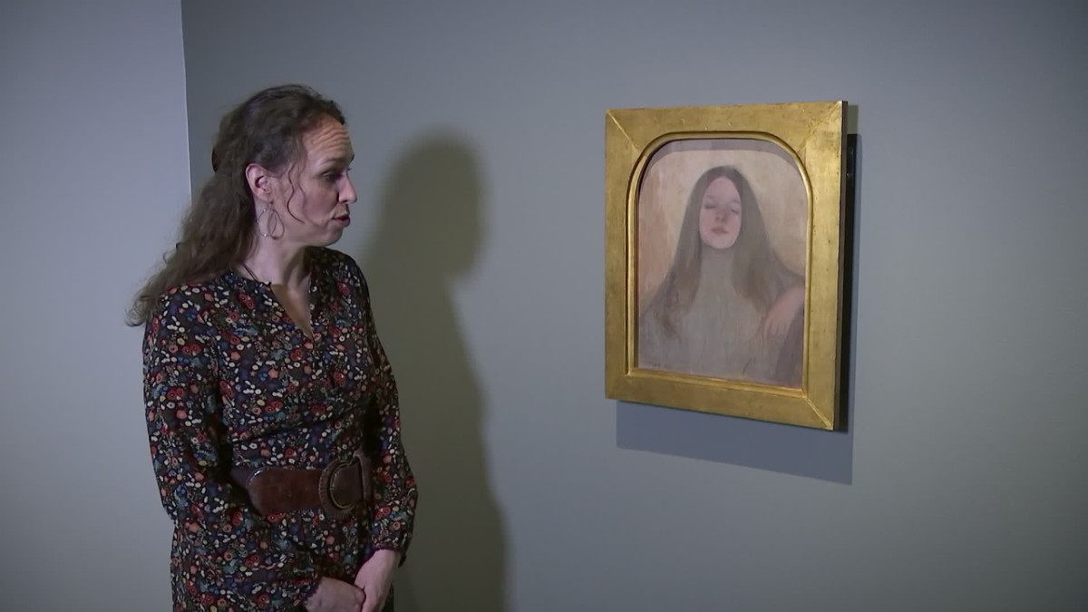 Hanna-Reetta Schreck analysoimassa Ellen Thesleffin Thyra Elisabeth -taulua.