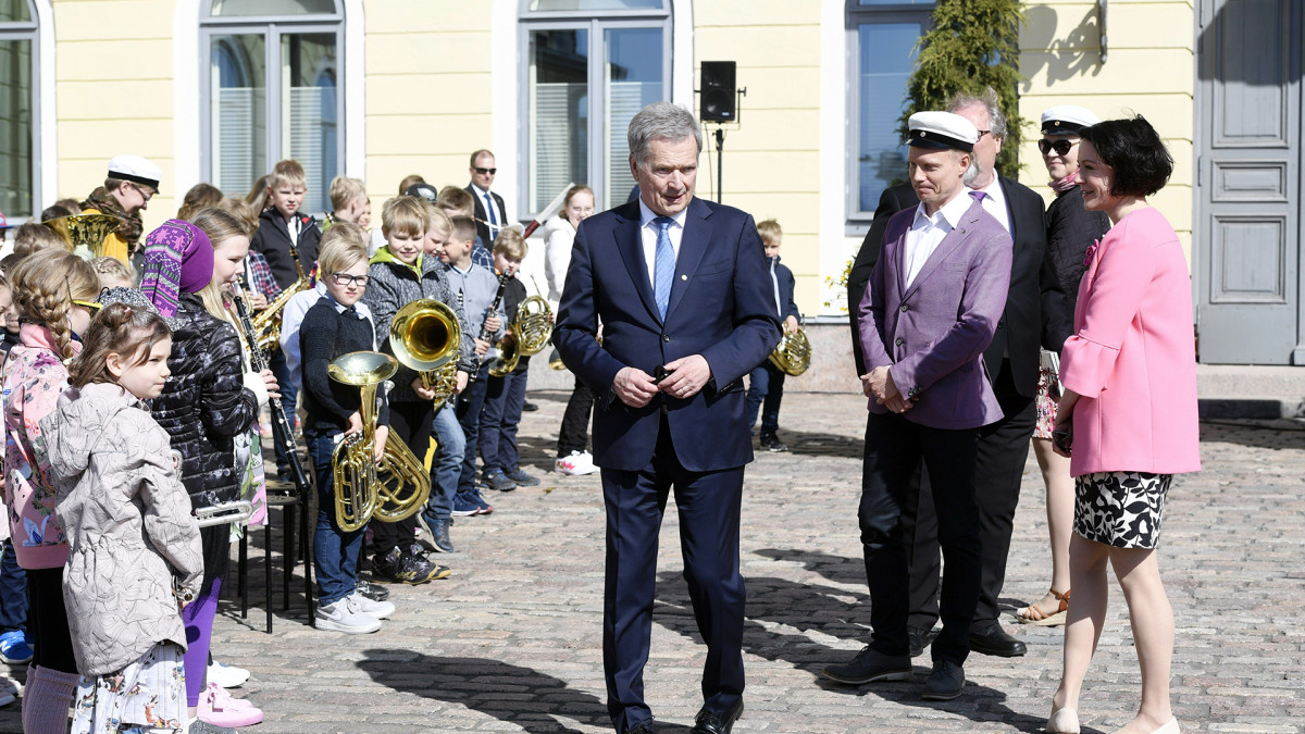 Tasavallan presidentti Sauli Niinistö ja rouva Jenni Haukio ottavat vastaan perinteiset vapputervehdykset Presidentinlinnan pihalla.