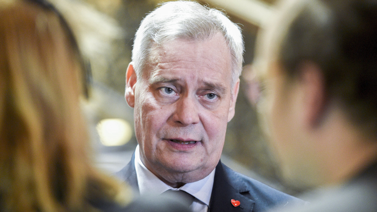 Hallitusneuvotteluiden vetäjä, SDP:n puheenjohtaja Antti Rinne antoi kommenttinsa medialle hallitusneuvotteluiden jatkuessa Säätytalossa Helsingissä 17. toukokuuta.