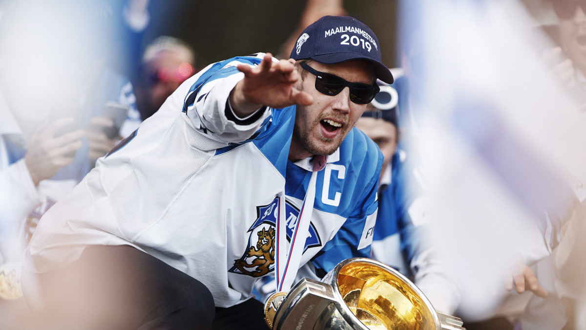 Marko Anttila lavalla pokaalin kanssa.