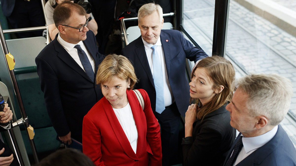 Puolueen puheenjohtajat vasemmalta alkaen , Juha Sipilä, Anna-Maja Henriksson, Antti Rinne, Li Andersson ja Pekka Haavisto.