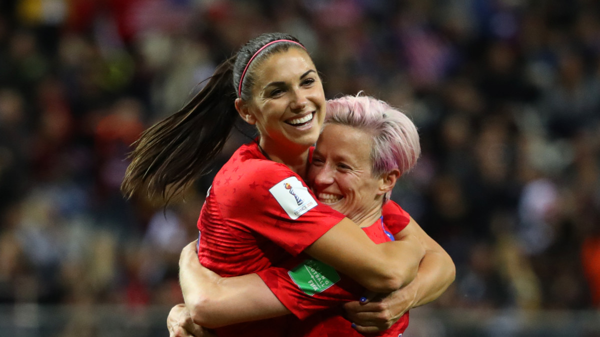 Alex Morgan ja Megan Rapinoe juhlivat vs Thaimaa