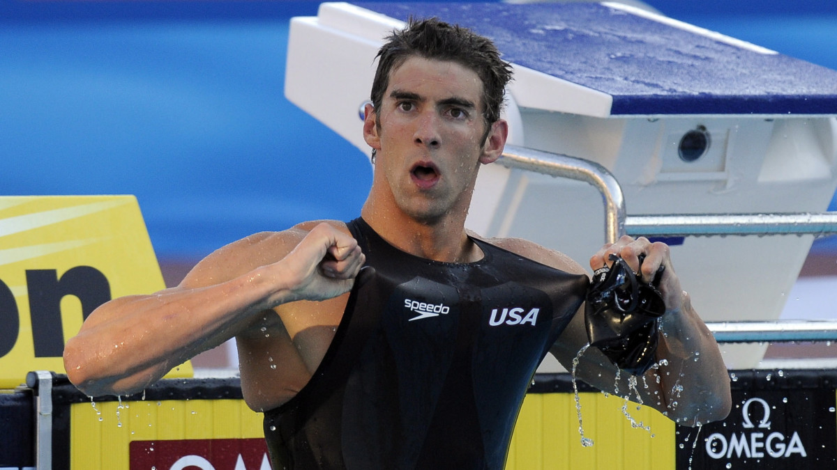 Michael Phelps käytti hänelle poikkeuksellisesti pitkää pukua voittaessaan 100 metrin perhosuinnin MM-kultaa 2009.