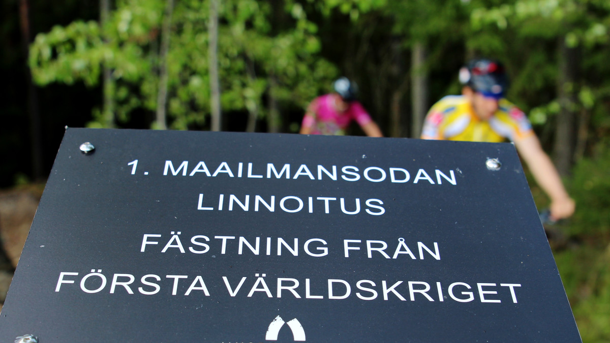 Metsässä oleva kyltti, joka kertoo, että alueella on 1. maailmansodan aikainen muinaismuisto