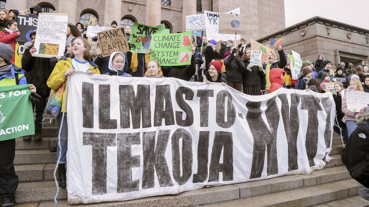 Nuorten ja koululaisten ilmastomarssi.
