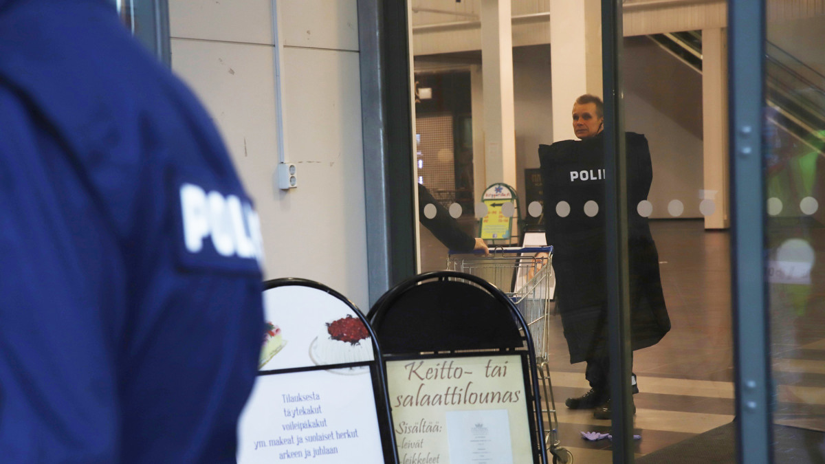 Poliisi kauppakeskuksessa.